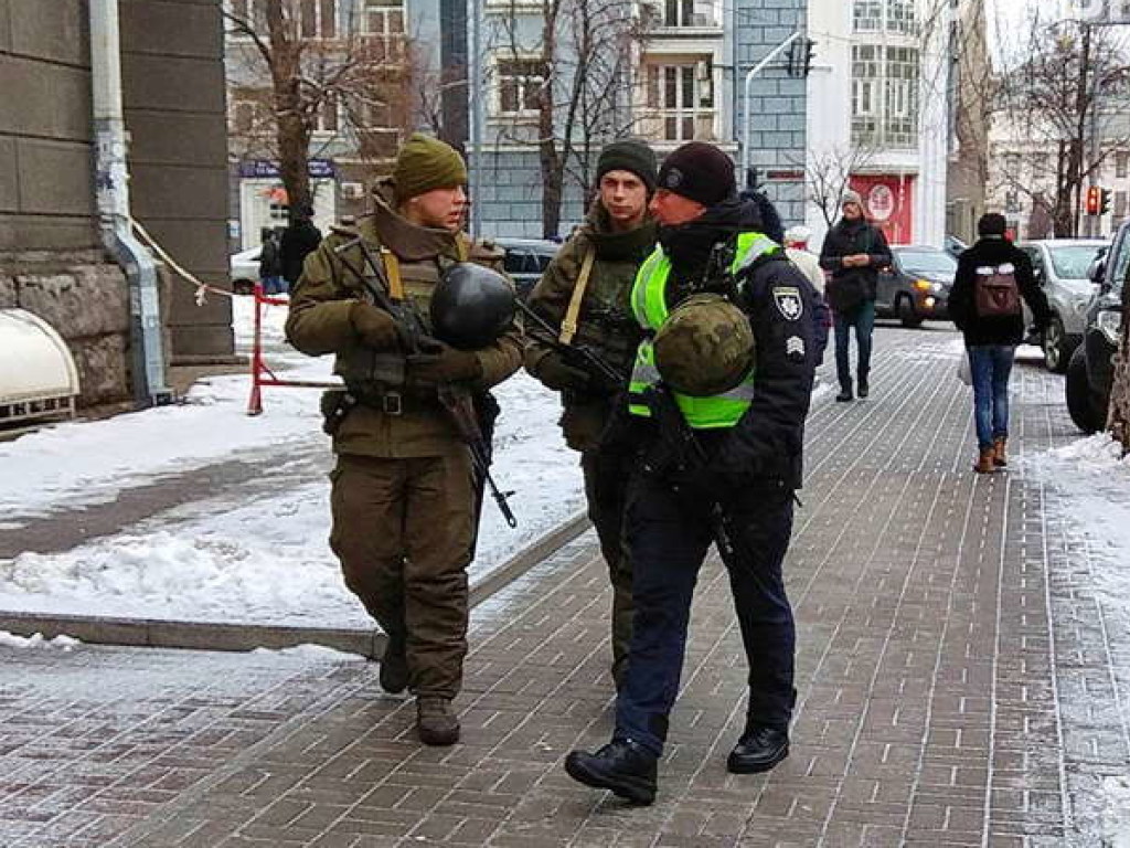 В Киеве правительственный квартал охраняют автоматчики (ФОТО)