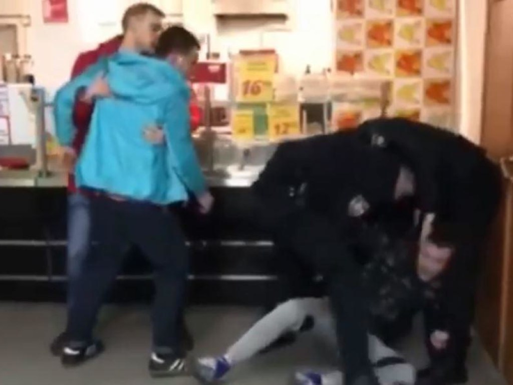 В Святошинском районе Киева агрессивные подростки устроили погром в супермаркете  (ФОТО, ВИДЕО)