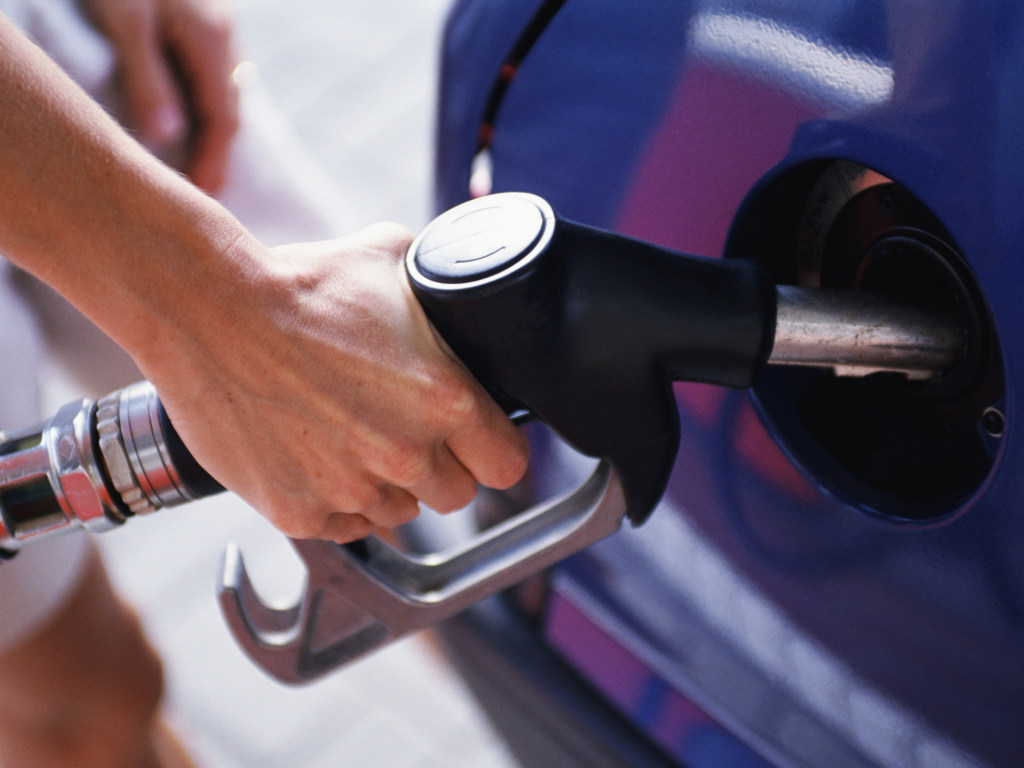 Цены на бензин в сетях АЗС продолжают падать