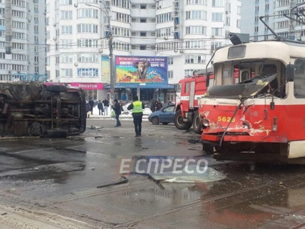 Трамвай и грузовик: в Дарницком районе Киева произошло серьезное ДТП  (ФОТО)
