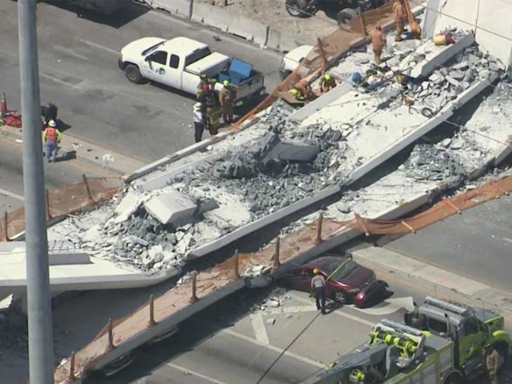 Обрушение моста в Майами: из-под обломков достали 3 тела (ФОТО)