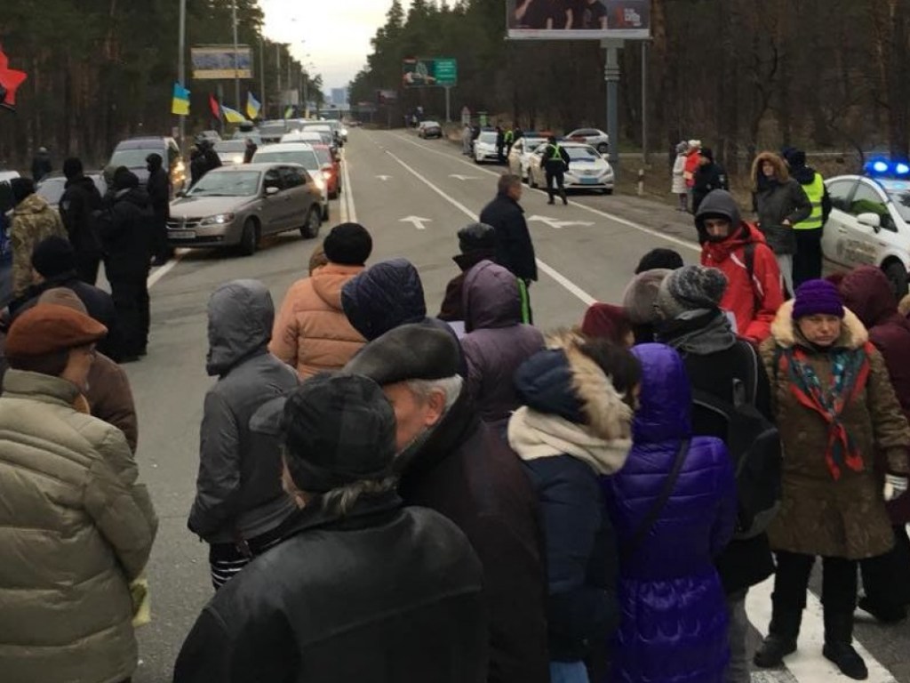 Автопробег до Козина: Под домом Порошенко активисты потребовали отставки президента (ВИДЕО)