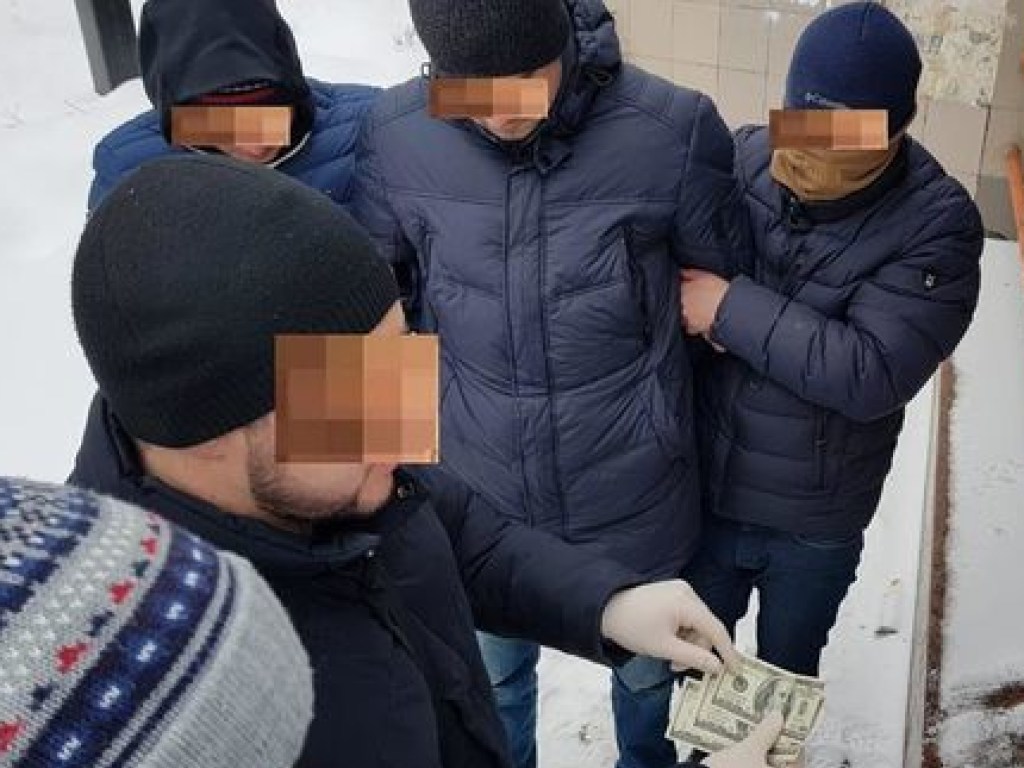 В аэропорту «Борисполь» на взятке задержали главных инспекторов таможни  (ФОТО)
