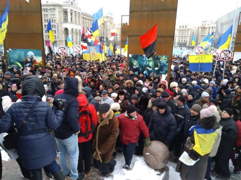Сторонники Саакашвили устроили вече в центре Киева и пригрозили приехать в гости к Порошенко (ФОТО, ВИДЕО)