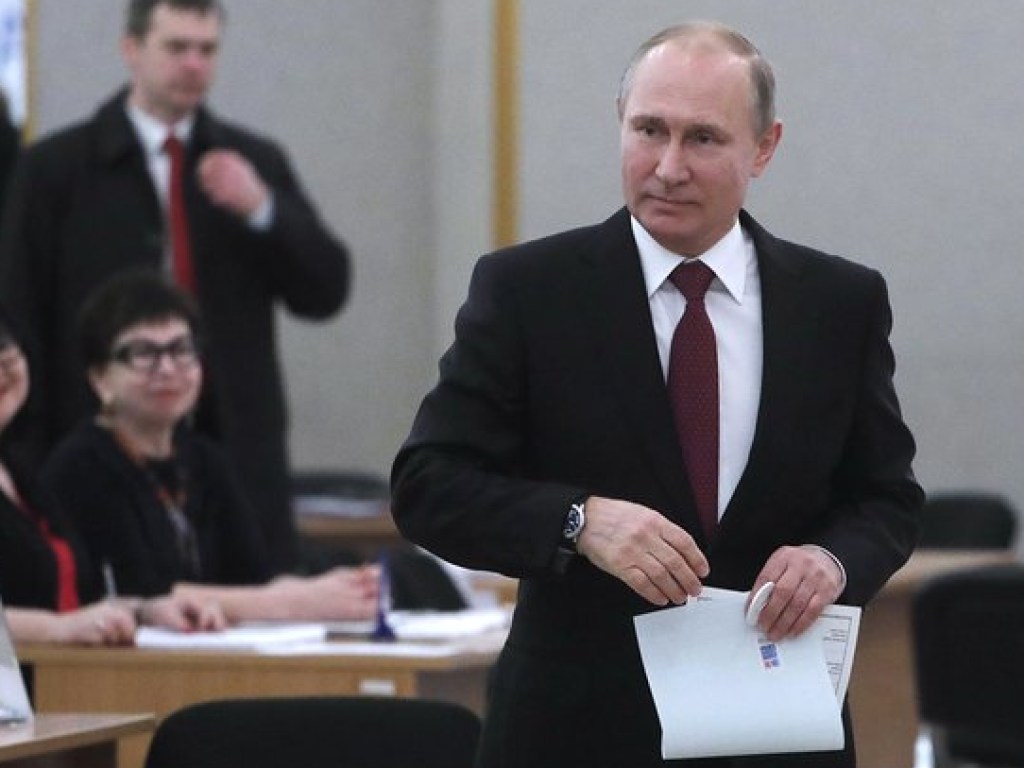 Выборы президента РФ: Путин пришел на участок и воспользовался избирательным правом (ФОТО)