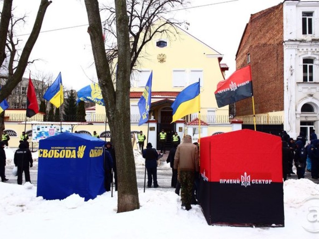 Националисты устроили перфоманс под стенами генконсульства РФ в Харькове (ФОТО)