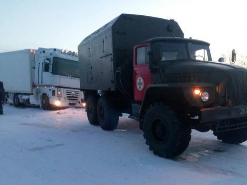 В Одесской области из-за снегопада образовался двухкилометровый затор (ФОТО)