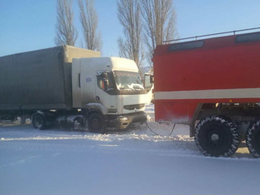 В Николаевской области спасатели освободили 15 автомобилей, застрявших на заснеженной дороге (ФОТО)