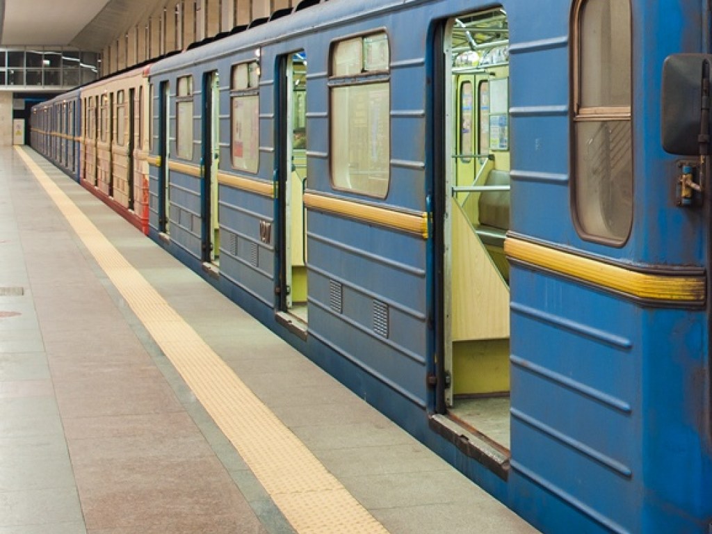 В харьковском метро на рельсы упала девушка