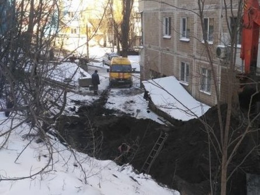 В Киеве из-за масштабного прорыва трубы на дороге образовалась &#171;сауна&#187; (ФОТО)