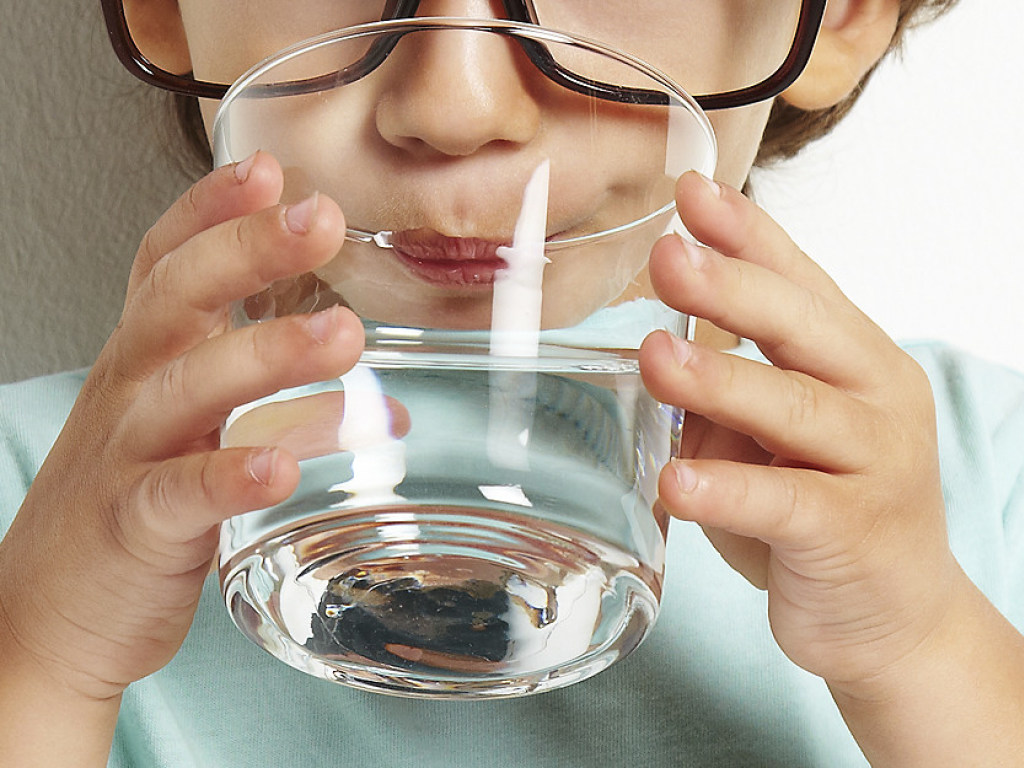 За полчаса до еды полезно выпивать стакан воды, а во время трапезы жидкость лучше ограничить &#8212; эксперт