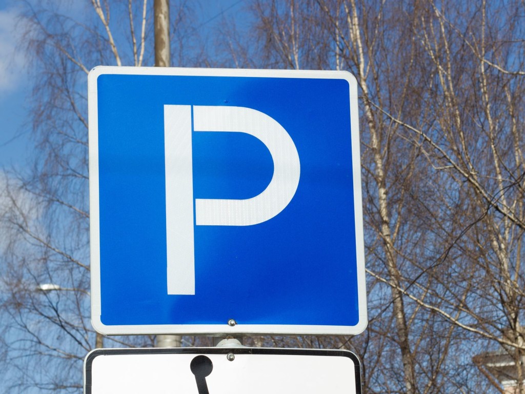 На столичной Борщаговке «герой парковки» оставил внедорожник на ступеньках (ФОТО)