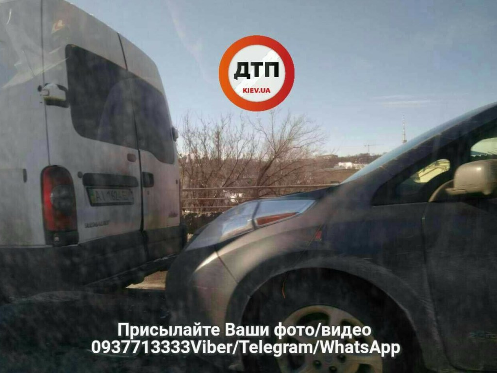 В Подольском районе Киева столкнулись три автомобиля: образовались «паровозик» и пробка (ФОТО)