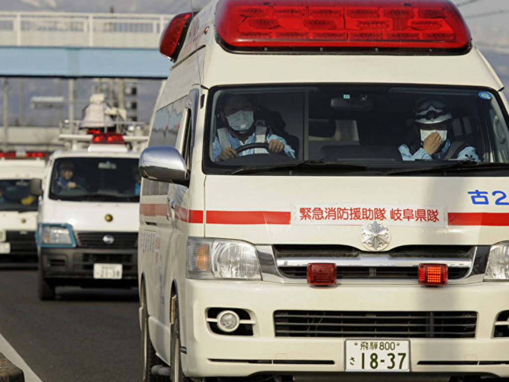 Паром с пассажирами в Японии столкнулся с маяком