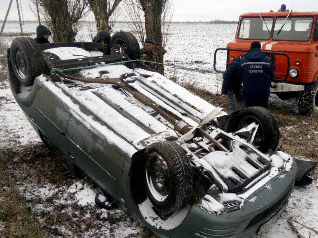 В Херсонской области автомобиль перевернуло на крышу на скользкой дороге (ФОТО)
