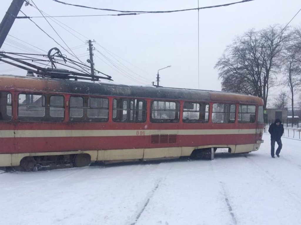 В Запорожье трамвай и врезался в электростолб (ФОТО)