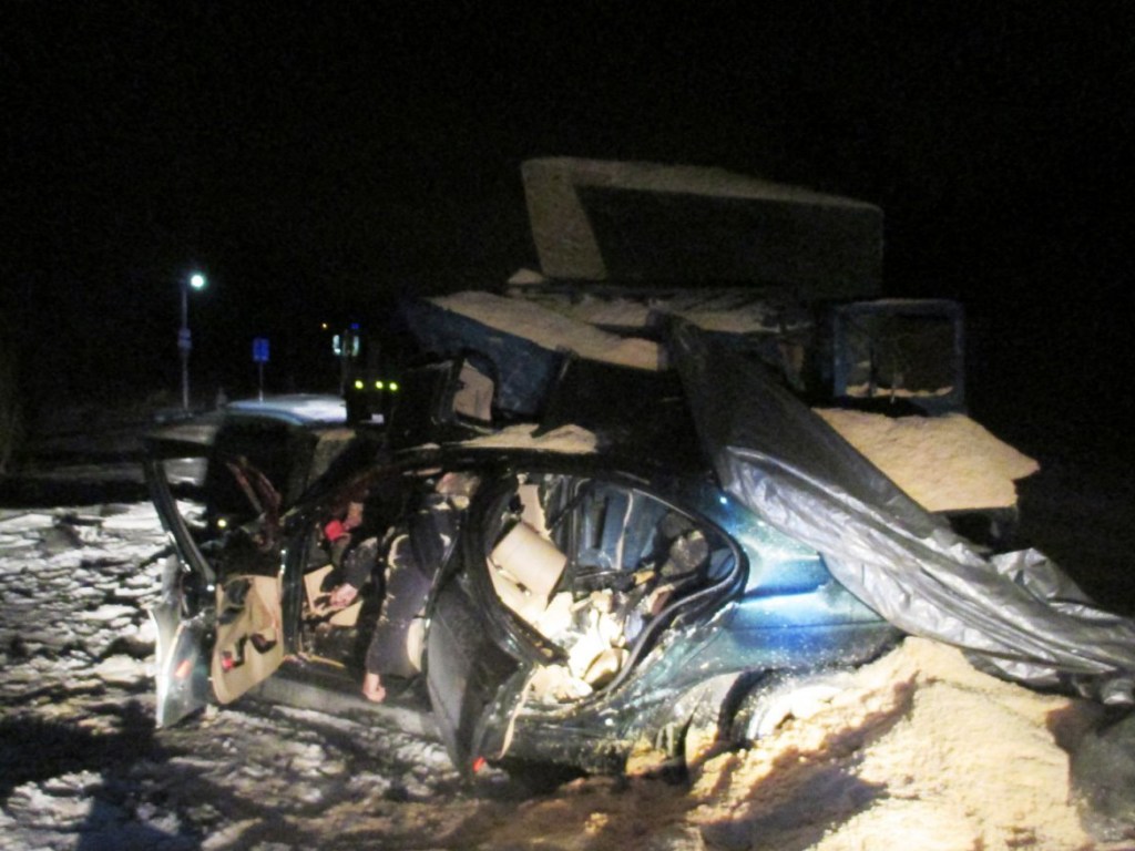 Столкновение BMW и грузовика в Киевской области: четыре человека погибли (ФОТО)