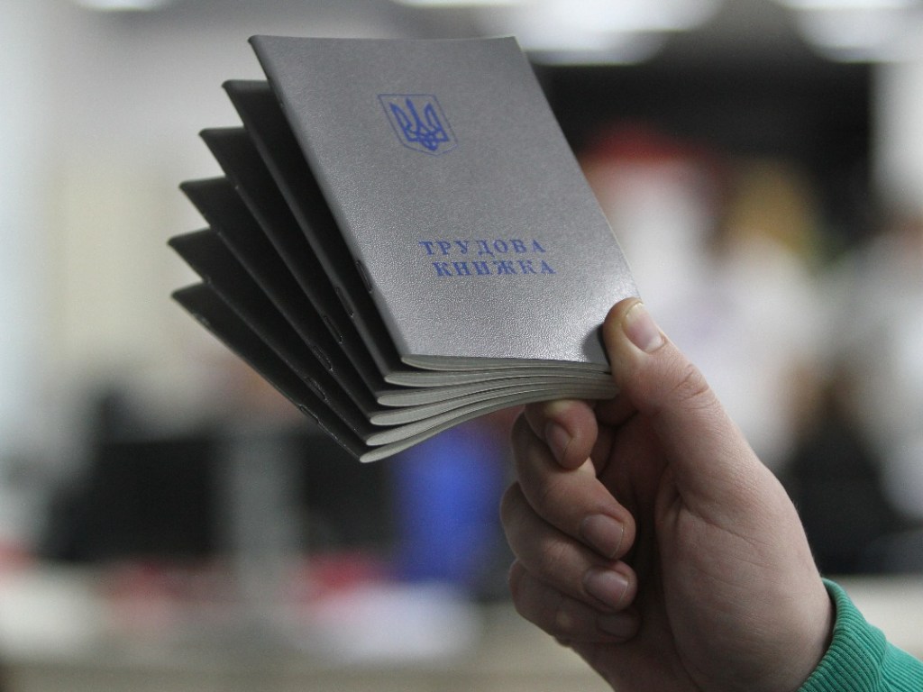 Почти полтора миллиона украинцев работают за границей нелегально &#8212; СМИ