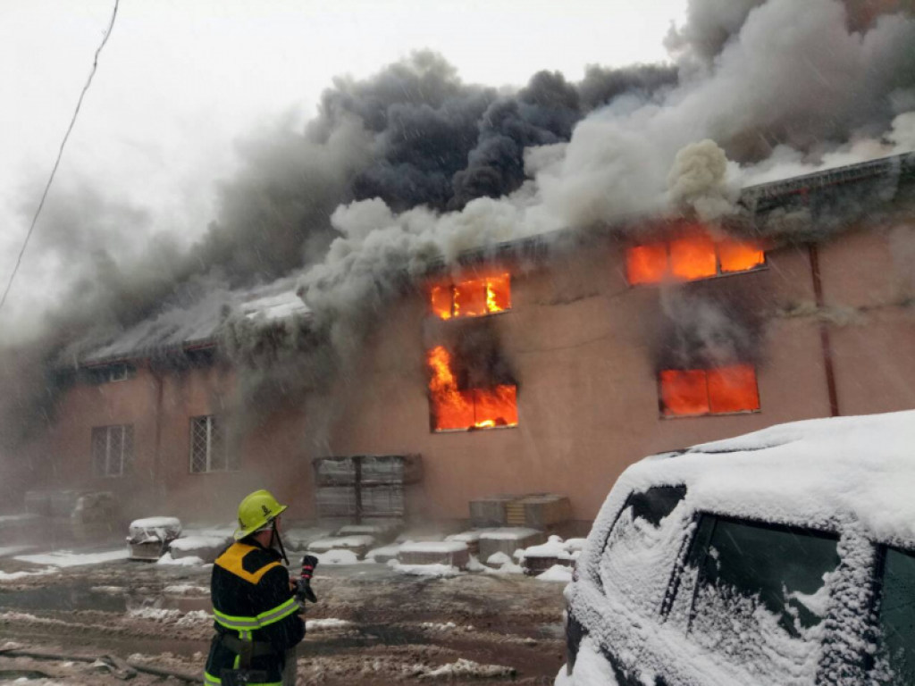 На Закарпатье горит четырехэтажный торговый центр (ФОТО)
