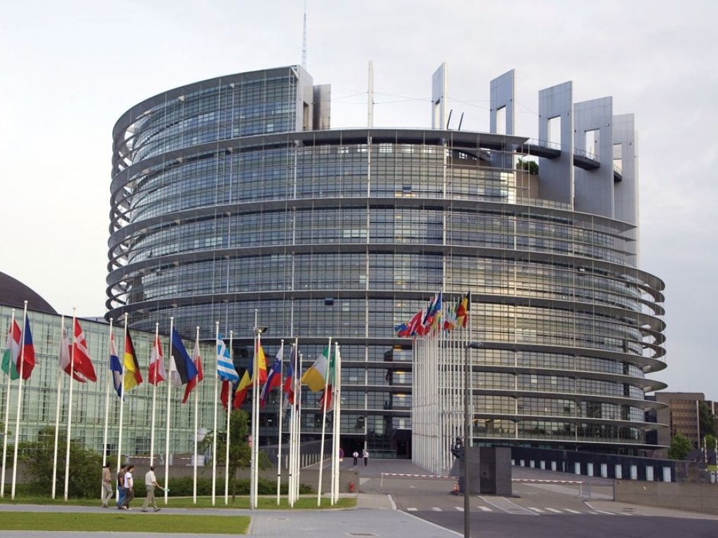 Европарламент требует расследования против Facebook