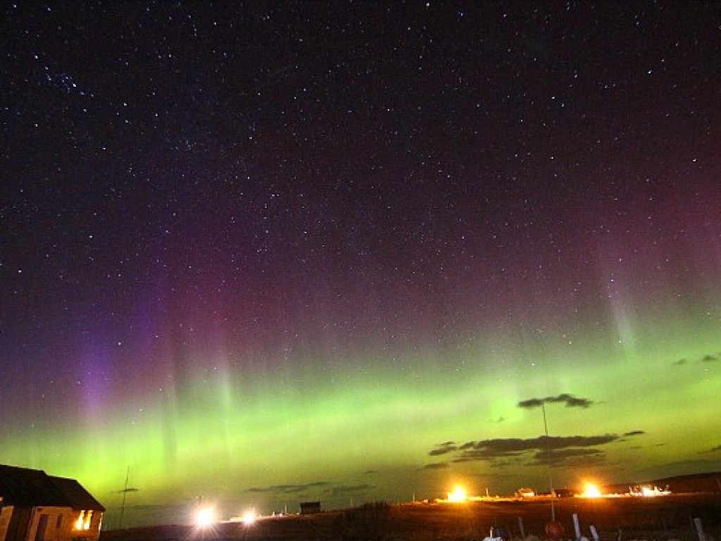 Небо над Шотландией озарилось фиолетовым светом во время Северного сияния (ФОТО)