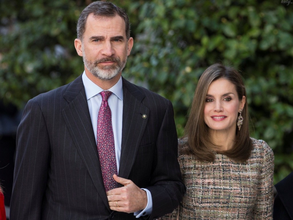 Королева Испании выбрала для деловой встречи кожаные леггинсы (ФОТО)