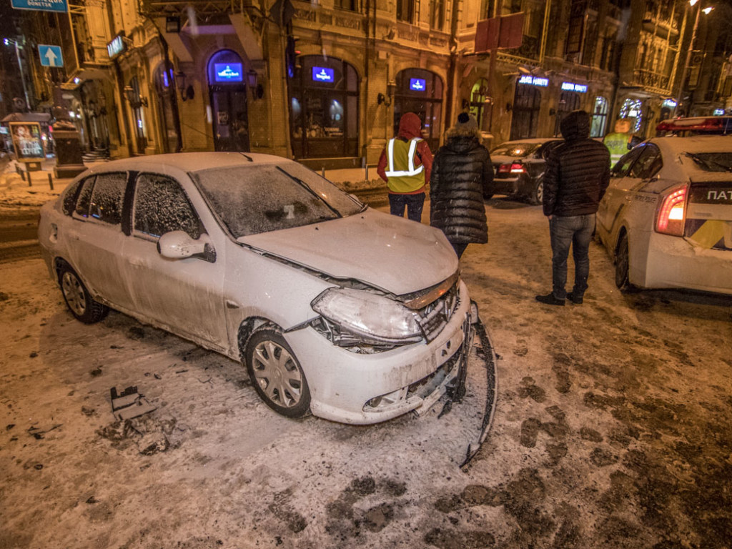 В центре Киеве Kia и Renault не поделили дорогу, пострадала женщина (ФОТО)