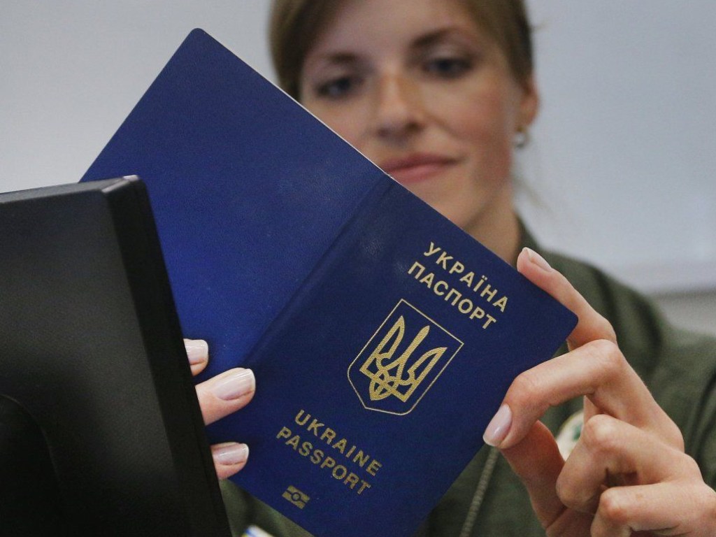Запрет Кабмина на паспорта в виде книжки: старыми можно пользоваться до истечения срока действия
