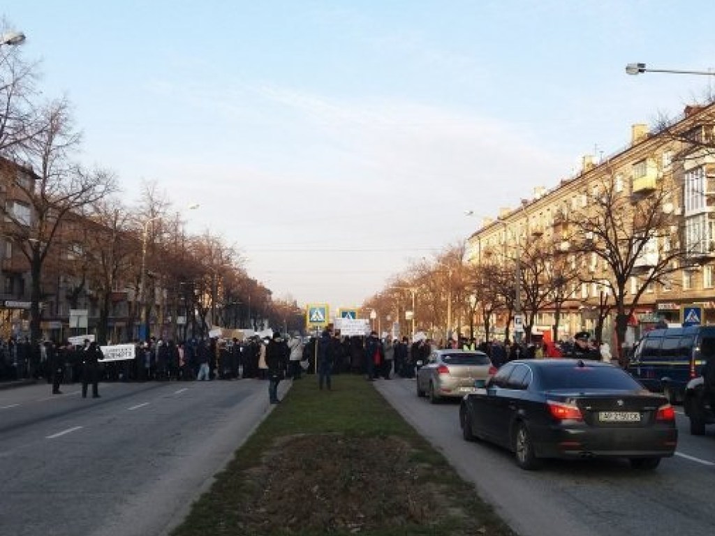 Центральную улицу Запорожья перекрывали протестующие работники облэнерго (ФОТО)