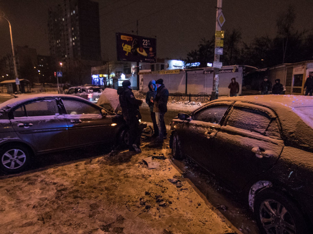 На Минском массиве в Киев не разминулись у светофора Toyota и Hyundai (ФОТО, ВИДЕО)