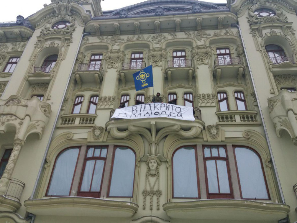 Правые активисты взяли штурмом гостиницу «Большая Московская» в Одессе (ФОТО)