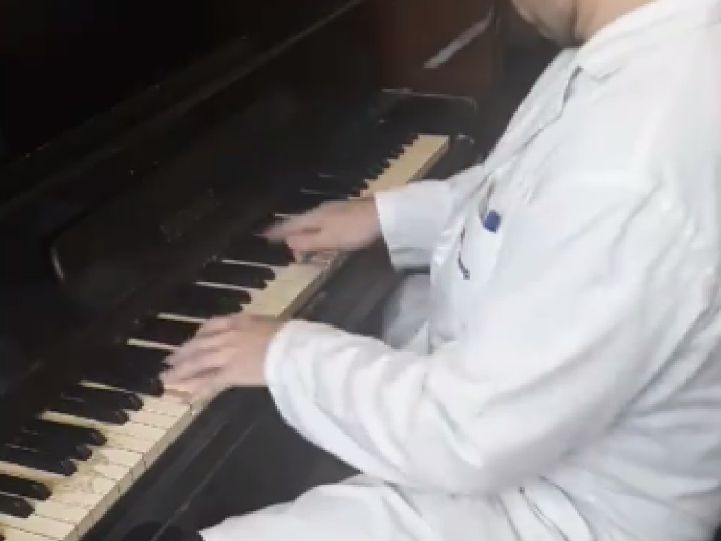 Сеть «подорвало» видео с талантливым врачом из Черновцов, играющем на фортепиано