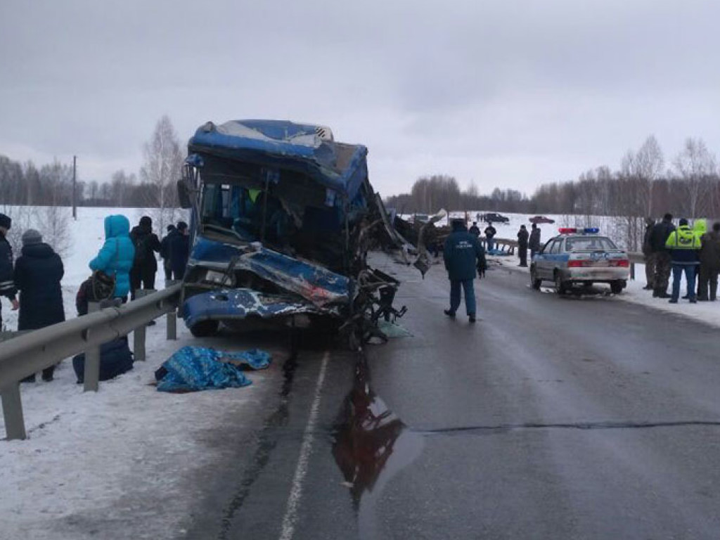 В России автобус столкнулся с грузовиком: 2 человека погибли, 13 получили травмы