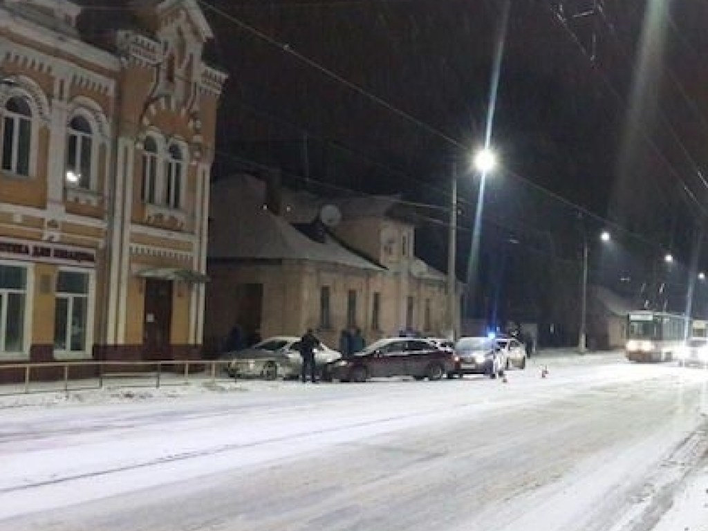 Крупное ДТП в Житомире: столкнулись 4 авто и заблокировали движение трамваев (ФОТО)