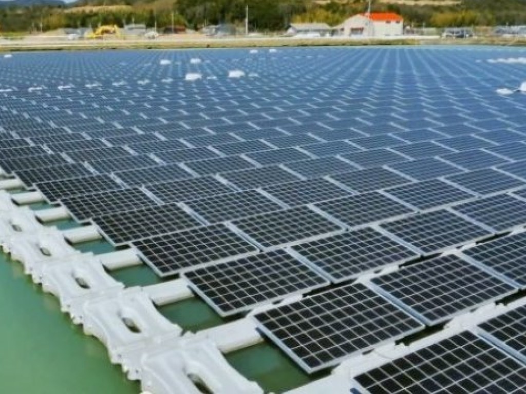 В Японии запустили солнечную электростанцию на водной поверхности (ФОТО)