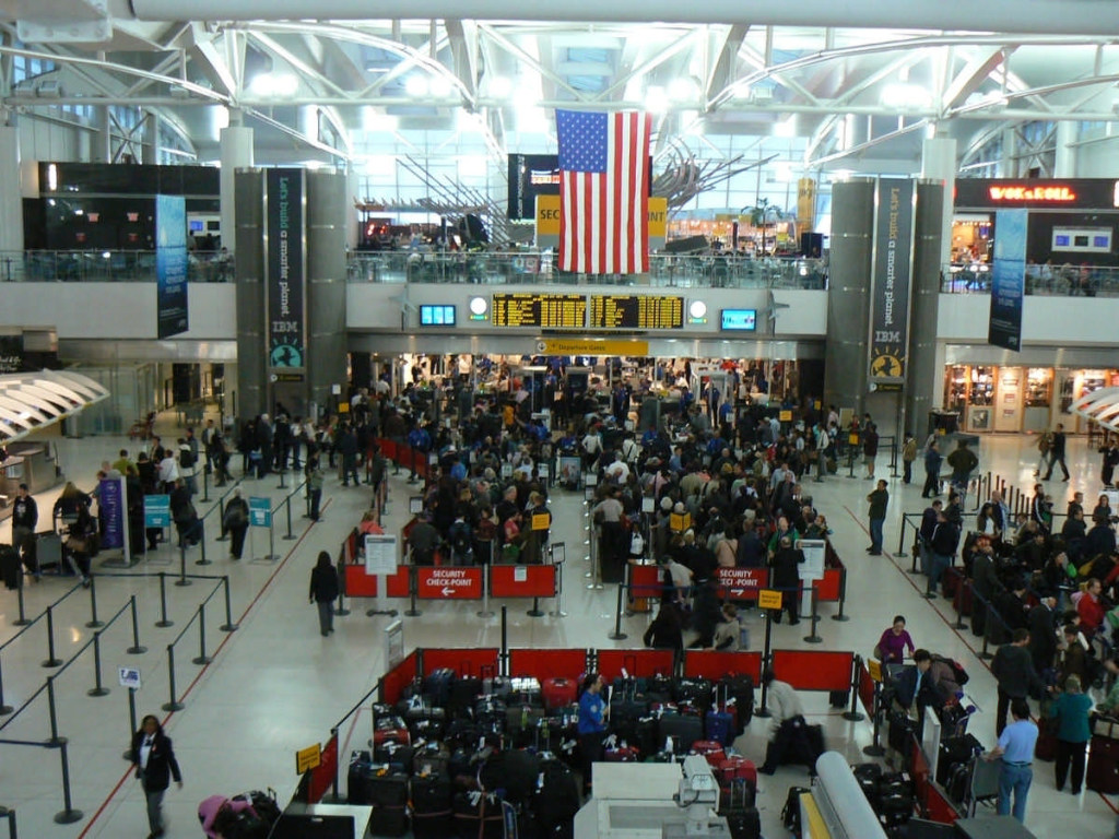 В аэропортах Нью-Йорка отменили около 3 тысяч авиарейсов из-за приближающегося урагана