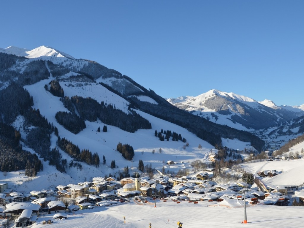 Пьяные на лыжах: В Австрии туристы рассмешили своим «мастерством» (ВИДЕО)