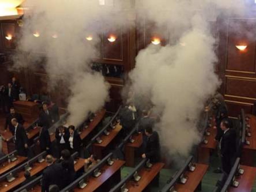 В парламенте Косово депутаты распылили слезоточивый газ  (ФОТО, ВИДЕО)