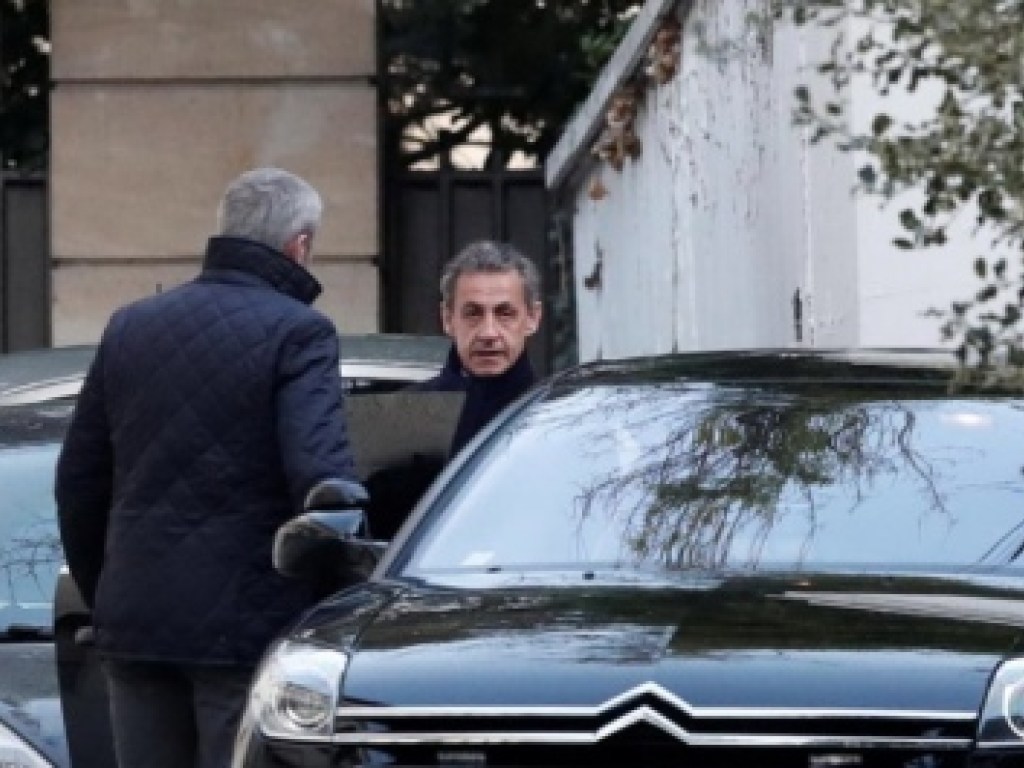Саркози второй день пребывает под стражей (ФОТО)
