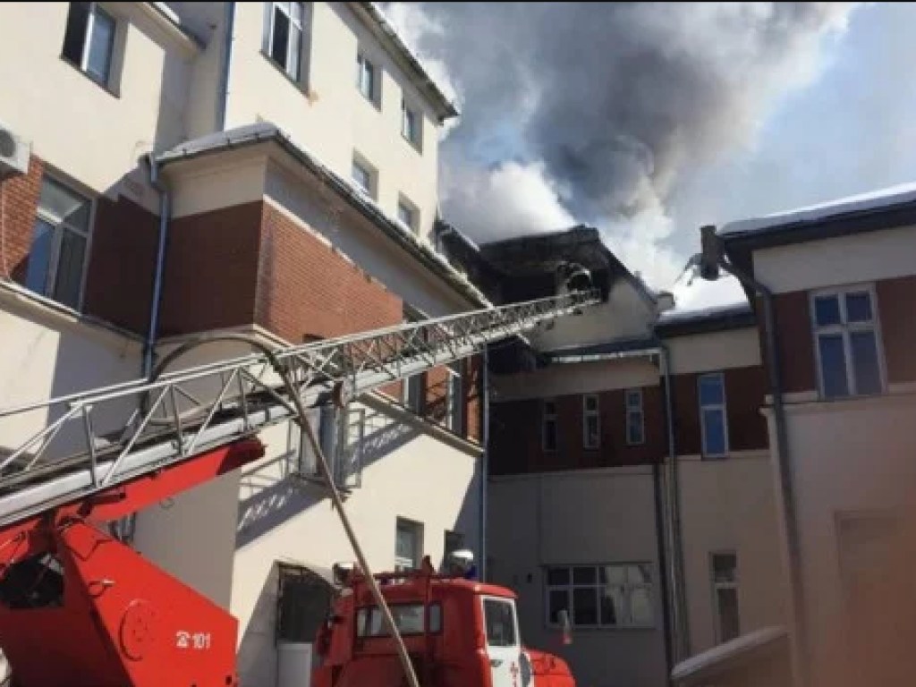 Масштабный пожар в центре Черновцов: Из транспортного колледжа эвакуированы несколько сотен человек (ФОТО)