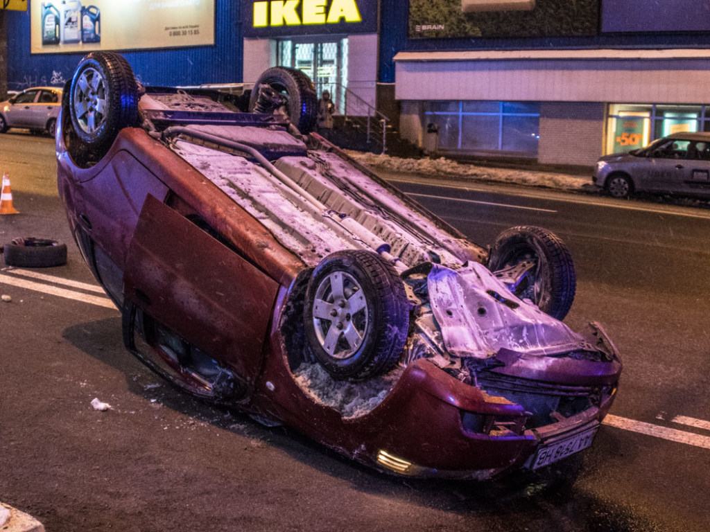 В Киеве Chevrolet снес бетонное ограждение и перевернулся, пострадал пешеход (ФОТО, ВИДЕО)