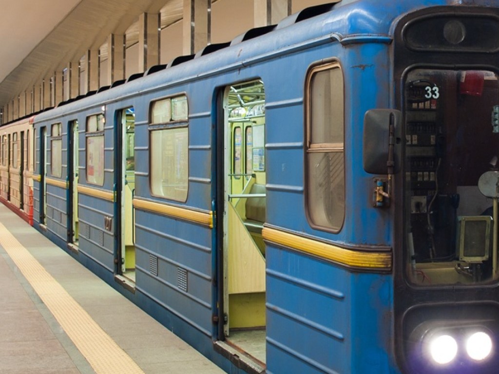 В Киеве на станции метро задержали мужчину с тротиловой шашкой (ФОТО)