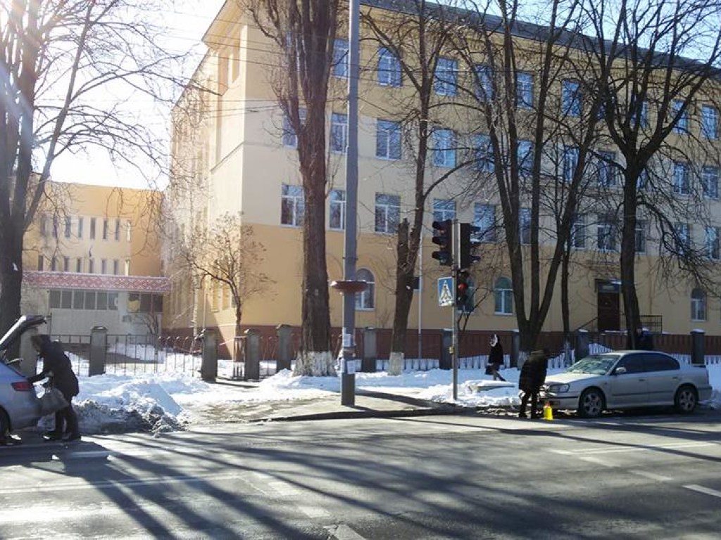 Киевляне сообщают в коммунальные службы об электроопорах, которые «бьются» током (ФОТО)