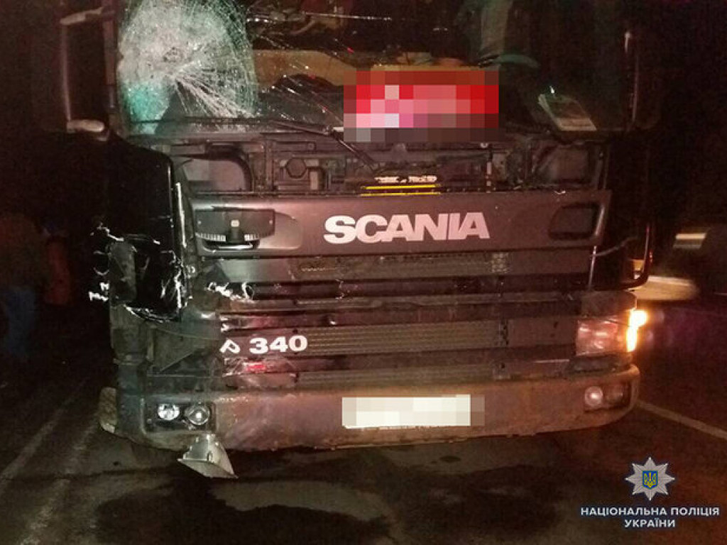 В Запорожье грузовик врезался в припаркованную машину, есть погибшие (ФОТО)