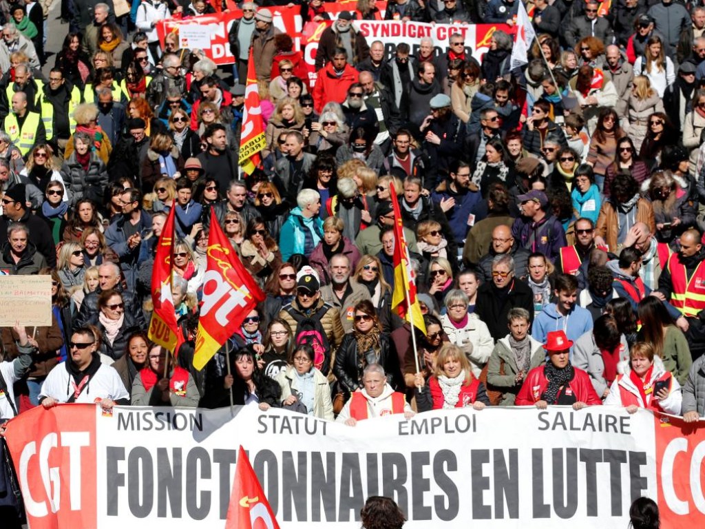 В Париже протестуют против реформ Макрона: полиция применила слезоточивый газ (ФОТО)