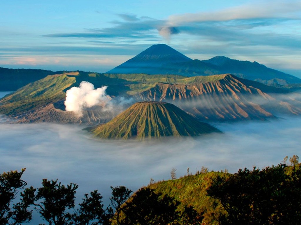 В Индонезии из-за токсичных газов из вулкана 30 человек попали в больницу