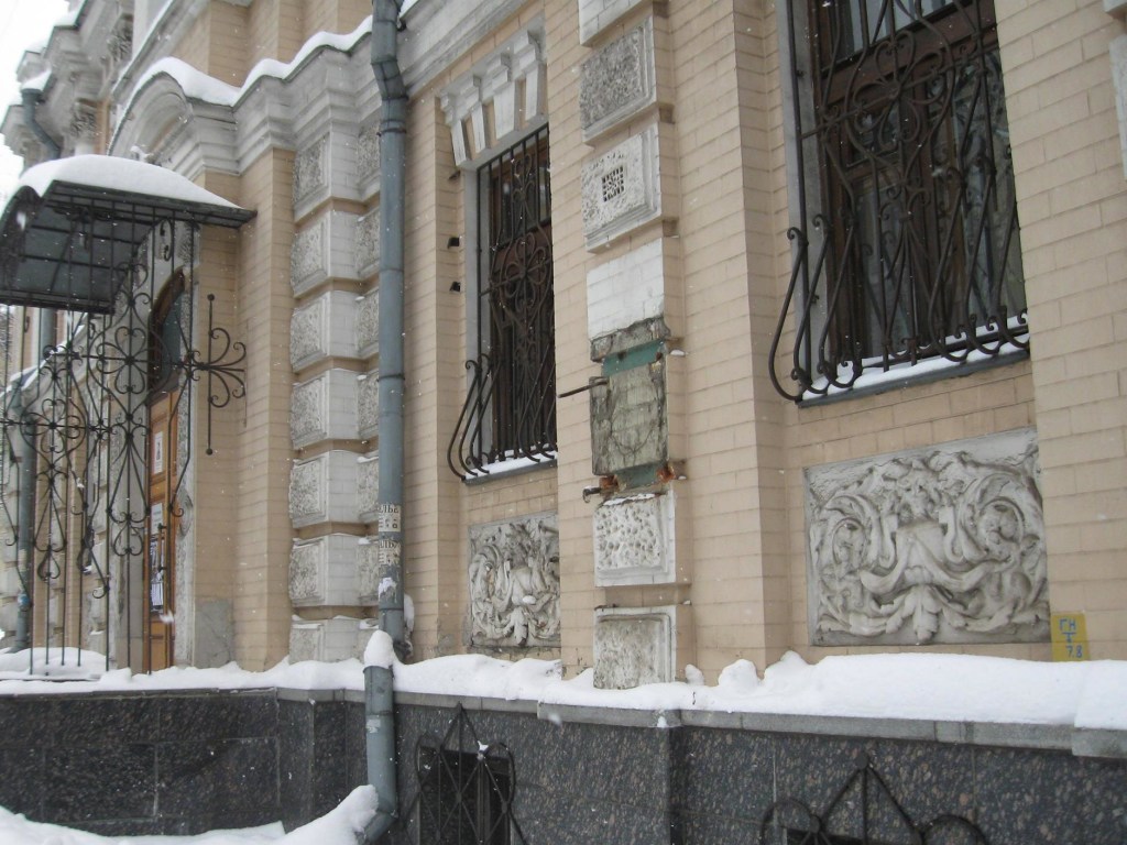 Похищение мемориальной доски с фасада музея Леси Украинки: двум мужчинам объявлено о подозрении