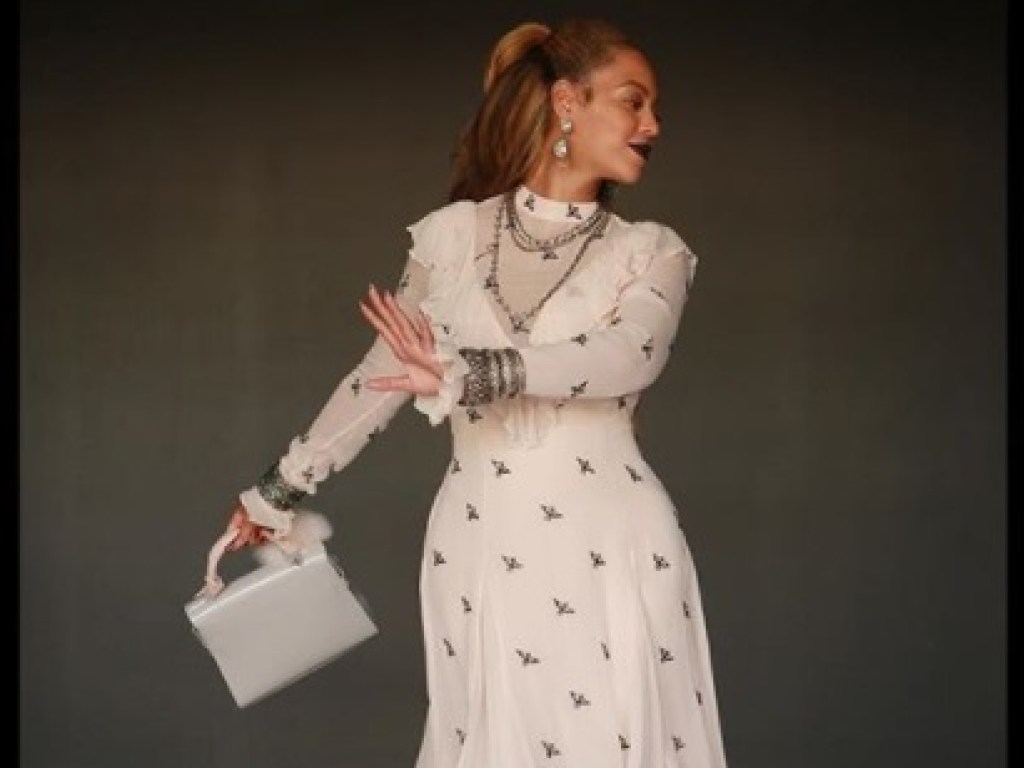 Певица Бейонсе покорила фанов элегантным платьем (ФОТО)