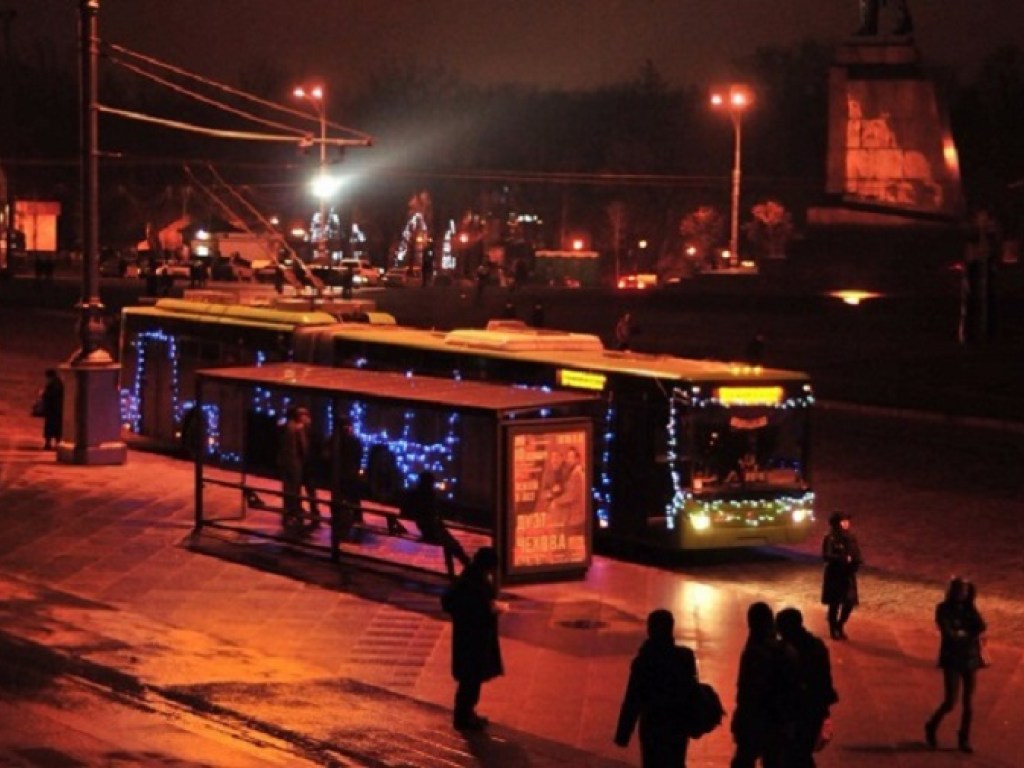 На проезжей части дороги в Киеве на ходу вспыхнул троллейбус