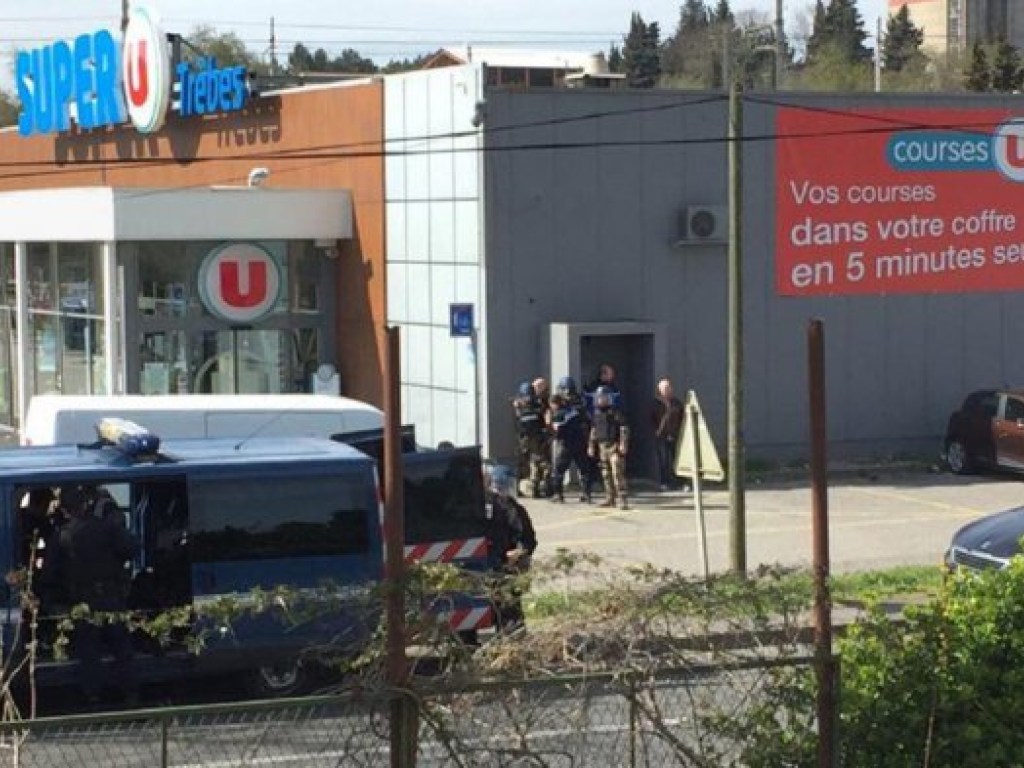 Неизвестный захватил заложников в супермаркете на юге Франции (ФОТО)